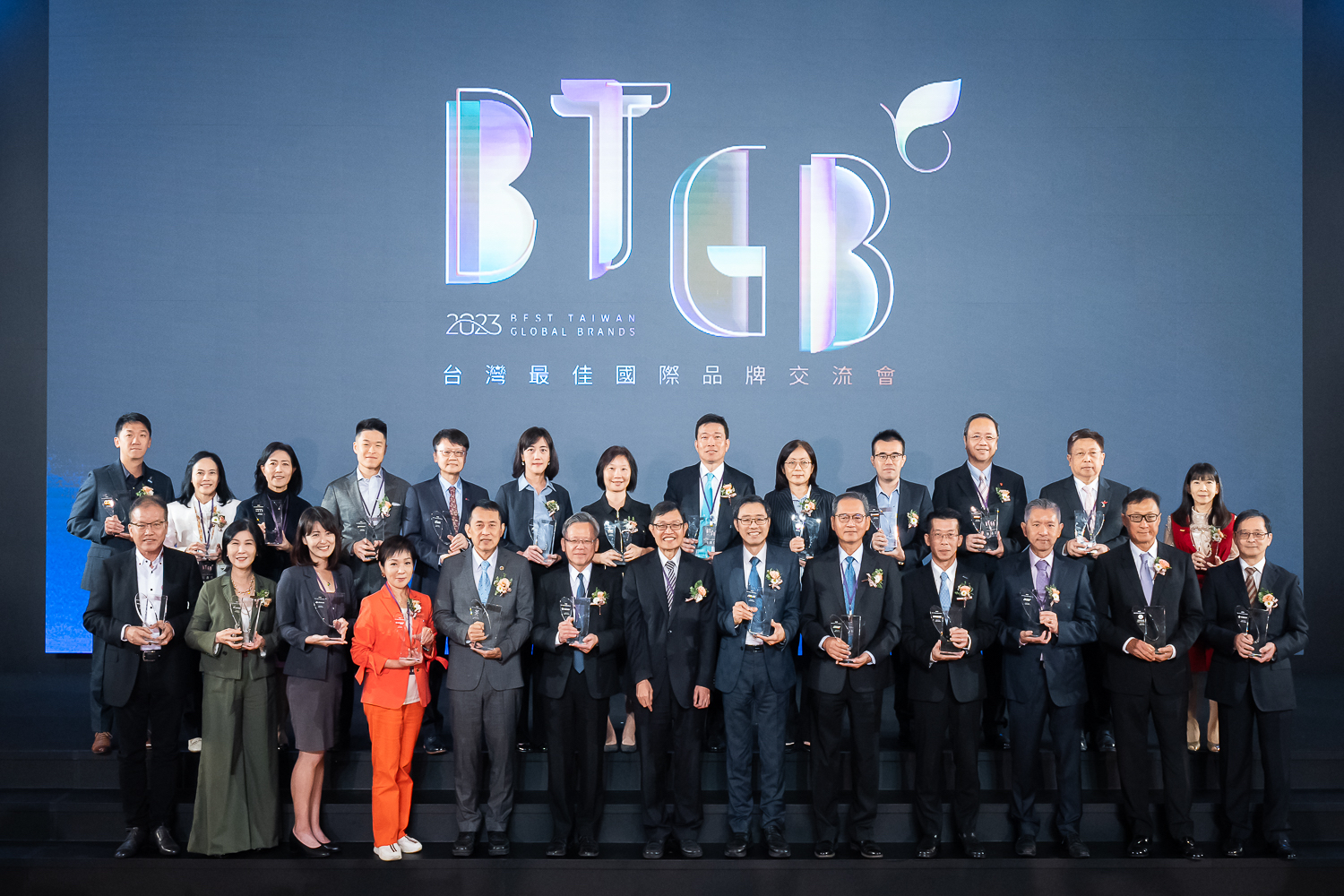 2023台灣國際品牌價值於今(28日)揭曉榜單，經濟部產業發展署林德生主任秘書(前排左七)與台灣最佳國際品牌企業代表合影。